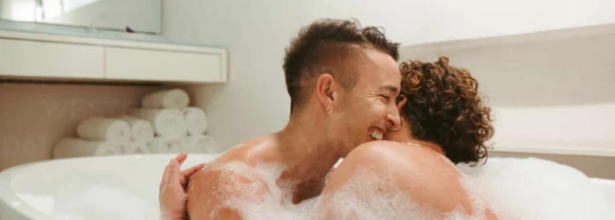 Beneficios de bañarse en pareja